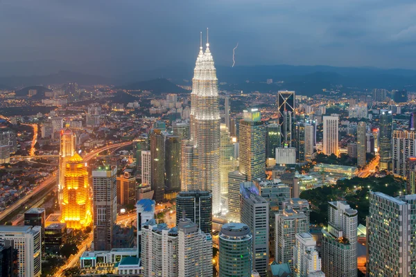 Kuala Lumpur cidade horizonte ao anoitecer na Malásia — Fotografia de Stock