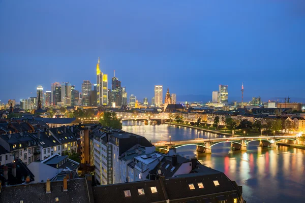 Frankfurt am Main Wolkenkratzer Skyline Gebäude in der Abenddämmerung Deutschland — Stockfoto