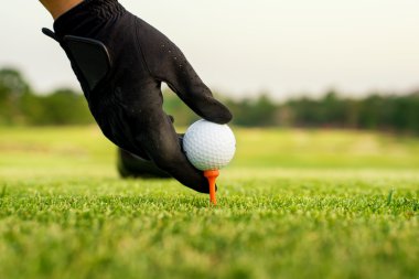 elini tutmak tee golf topuyla kursunda, yakın çekim