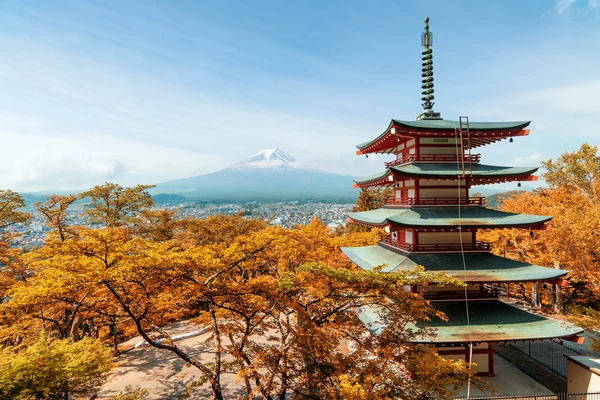 Podróży w Japonii - Beuatiful jesień w Japonii w pagoda czerwony z M — Zdjęcie stockowe