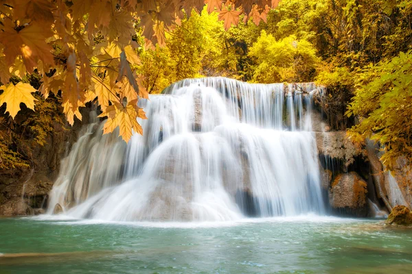 Air terjun HuayMaeKamin, air terjun yang indah di hutan musim gugur, Ka — Stok Foto