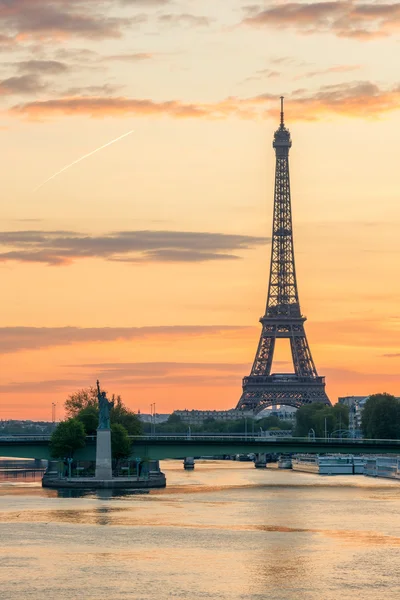 Widok na Paryż panoramę miasta o zachodzie słońca w Paryż, Francja. — Zdjęcie stockowe
