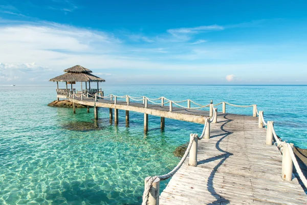 Zomer, vakantie, vakantie- en reisinformatie concept - houten pier in Phuket, Thailand — Stockfoto