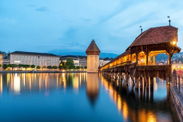 Lucerna. Immagine di Lucerna, Svizzera durante l'ora blu del crepuscolo — Foto Stock