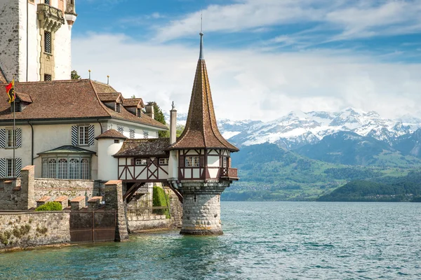 Hermosa pequeña torre del castillo de Oberhofen en el lago Thun con —  Fotos de Stock