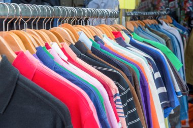 Polo gömlek önden görünümü askı üzerinde. Renkli polo gömlek ret