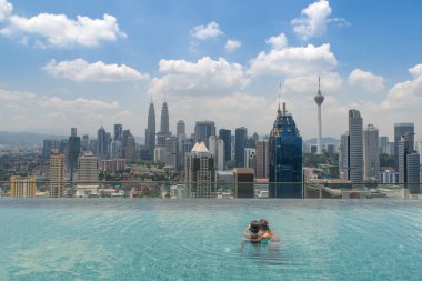 Yüzme Havuzu ile güzel Kuala lumpur şehir manzaralı çatı üst 