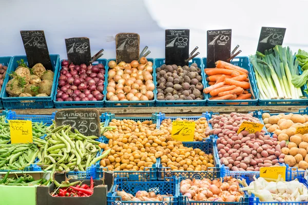 Färska grönsaker på marknaden för grönsaker i Amsterdam, Holland. — Stockfoto