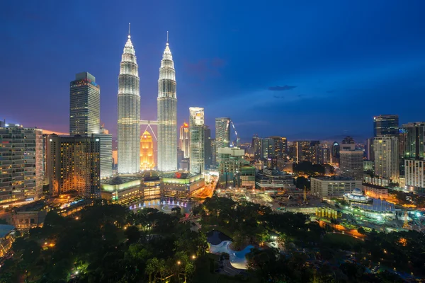 Arranha-céu Kuala Lumpur à noite na Malásia. Kuala lumpur urbano — Fotografia de Stock