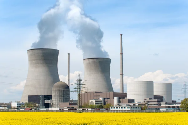 Έννοια της πυρηνικής ενέργειας ενέργειας - εργοστάσιο πυρηνικής ενέργειας με κίτρινο f — Φωτογραφία Αρχείου