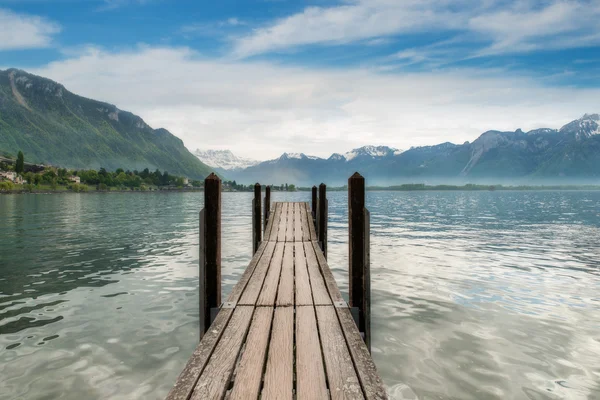 Szwajcaria krajobraz - drewniane molo nad jeziorem w Szwajcarii. Beau — Zdjęcie stockowe