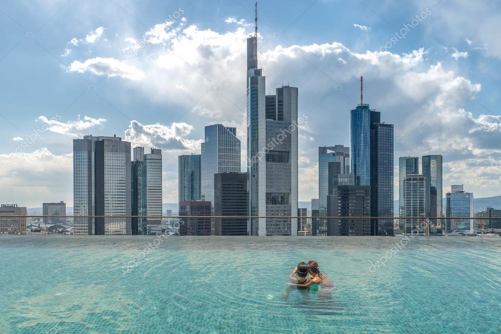 Piscina sul tetto con bella vista della città di francoforte fra ... Piscina sul tetto
