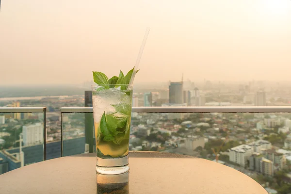 Mojito koktejl na stole v bar na střeše. Střešní bar v Bangkoku, — Stock fotografie