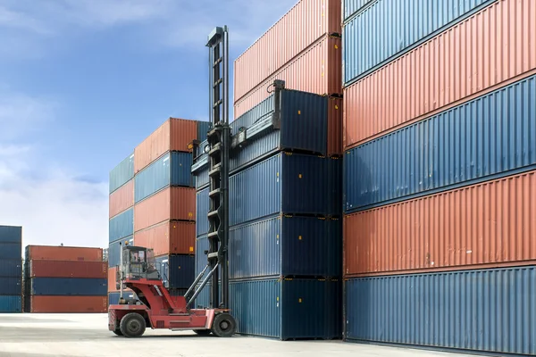 Importación, exportación, concepto de logística - Grúa levantar caja de contenedores — Foto de Stock