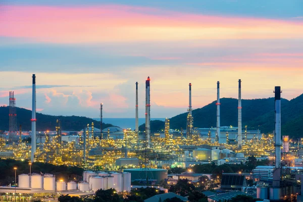 Concepto de industria - Industria de refinería de petróleo por la noche. Refinería de petróleo —  Fotos de Stock