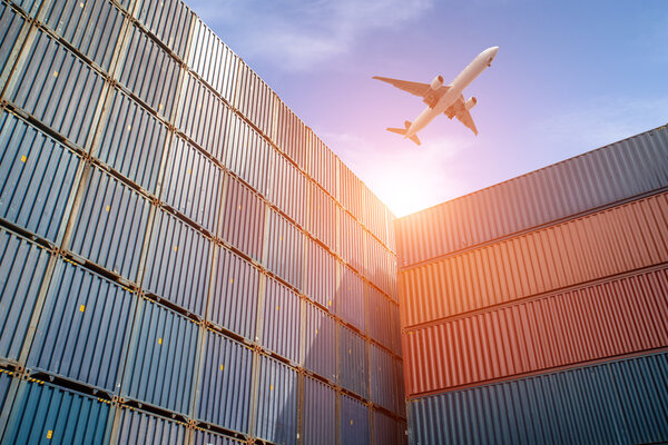 Концепция импорта, экспорта, логистики - Пачка грузовых контейнеров на
