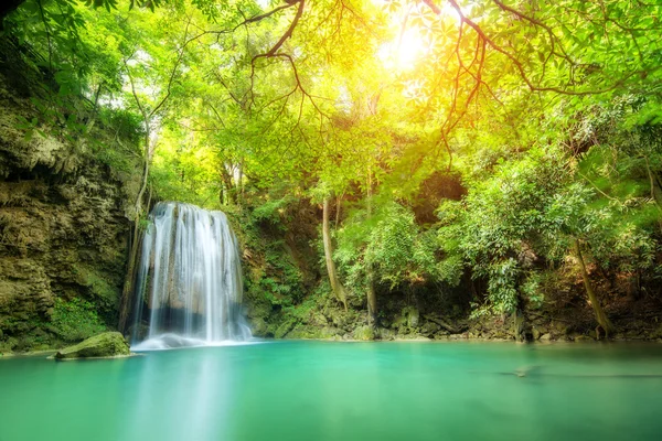 Erawan καταρράκτη, πανέμορφο καταρράκτη στο δάσος άνοιξη στην Kancha — Φωτογραφία Αρχείου