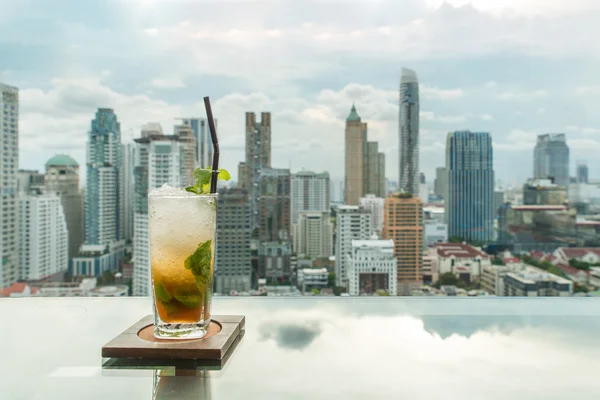 Mojito cocktail på bord i takbaren med Bangkok city view p — Stockfoto