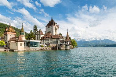 Güzel küçük kule Oberhofen kalede Thun Gölü ile