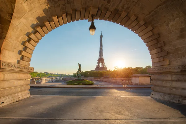 Torre Eiffel en París desde el río Sena por la mañana. París, Fr. — Foto de Stock