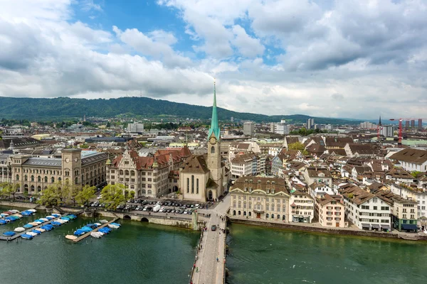 Veduta aerea della città vecchia di Zurigo lungo il fiume Limmat, Zurigo, Switz — Foto Stock