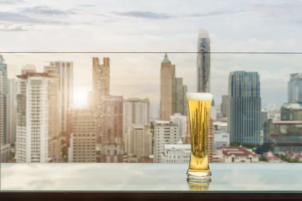 Bier en schuim bier op tafel in de bar op het dak in Bangkok, Thailand. — Stockfoto