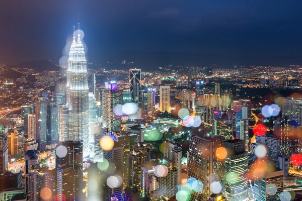 Luchtfoto van Kuala Lemper wolkenkrabber nachts, Kuala lumpur, M — Stockfoto