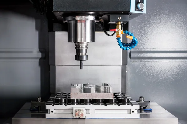 EDM ou máquina da indústria CNC trabalhando com injeção de refrigerante em — Fotografia de Stock