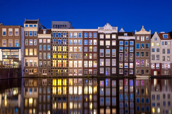 Nádherný pohled holandská tradice domy v noci v Amsterodam — Stock fotografie