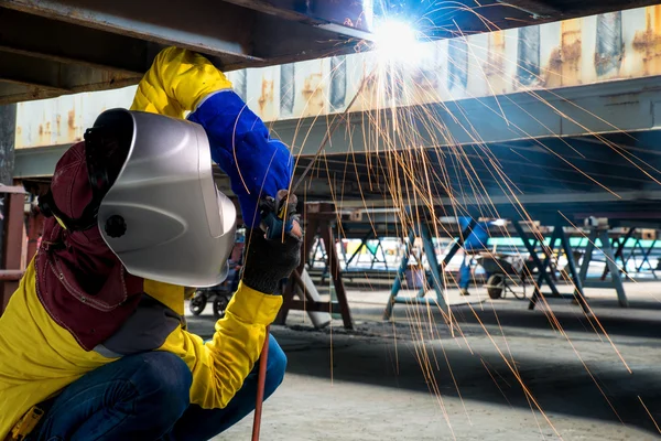 Industry worker with welding steel to repair container structure — Stock Photo, Image