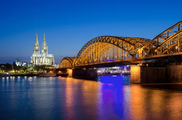Katedra w Kolonii i hohenzollern most, Kolonia, Niemcy. — Zdjęcie stockowe