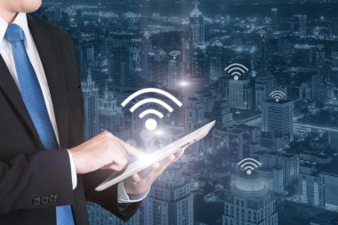 İş teknoloji kavramı - iş adamı basın dijital tablet 