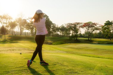 Asyalı kadın Golf oynarken golf golf sahasında yaz aylarında.