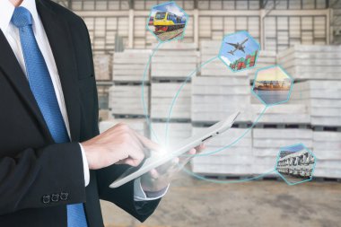 Dijital tablet sh tutan işadamı el ile lojistik kavramı