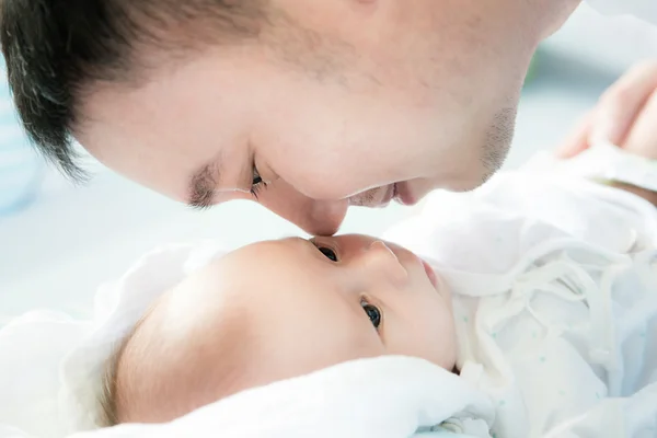 Asian father and infant baby at home lying on the bed together b — Stock Photo, Image