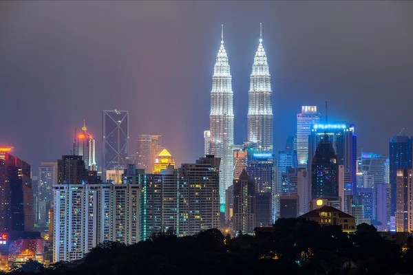Ночной горизонт Куала-Лумпура, Куала-Лумпур, Малайзия — стоковое фото