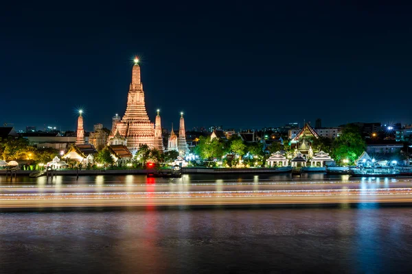 Wat arun w nocy w Bangkoku, Tajlandia. Znane miejsce w Bangkoku. — Zdjęcie stockowe
