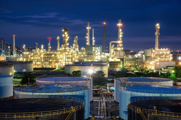 Oil refinery or petroleum refinery and storage tanks in night. — Stock Photo, Image