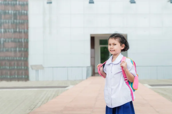 Menina asiática estudante criança em uniforme indo para a escola. Estudante de volta — Fotografia de Stock