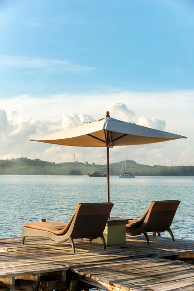 Zomer, vakantie, vakantie- en reisinformatie concept - tropisch strand re — Stockfoto