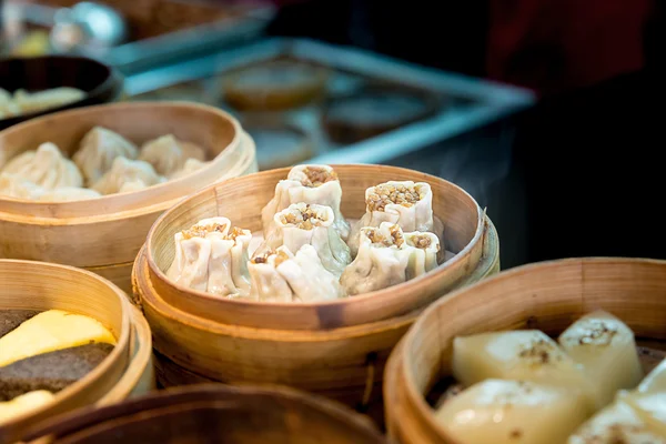 Dumpling al vapor chino en cesta de bambú en restau comida china —  Fotos de Stock