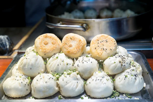 Fried Chinese pork bun in food market, Shanghai, China. Traditio — Stock Photo, Image