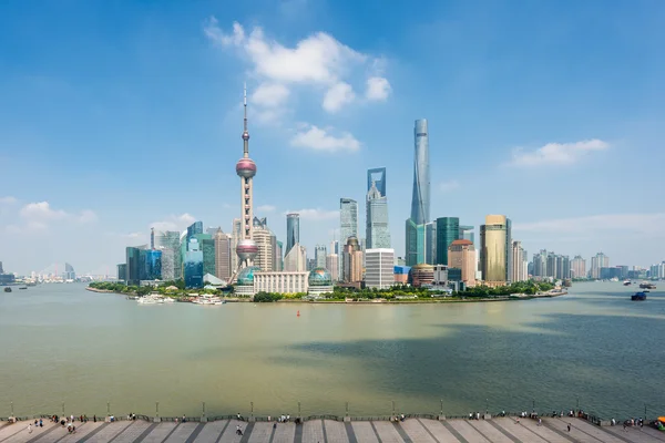 Shanghai skyline em Lujiazui Pudong distrito de centro de negócios em — Fotografia de Stock