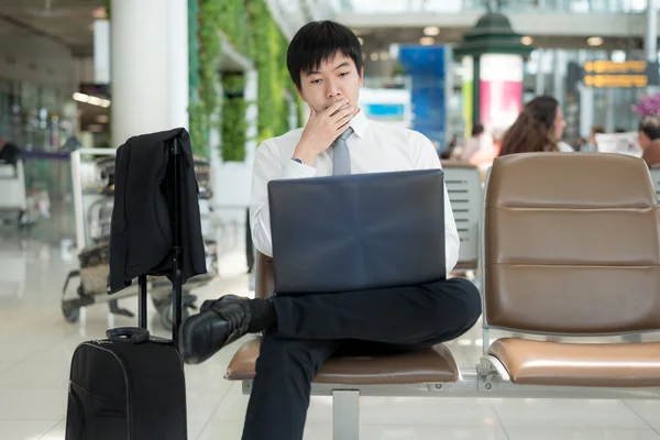 비즈니스 여행 컨셉-아시아 비즈니스 남자 t에서 노트북을 사용 하 여 — 스톡 사진