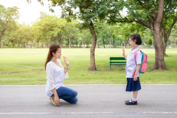 De vuelta a la escuela. Asiática madre decir adiós a hija estudiante en — Foto de Stock