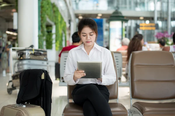 ビジネス旅行の概念 -、airp でアジアの若いビジネス女性 — ストック写真