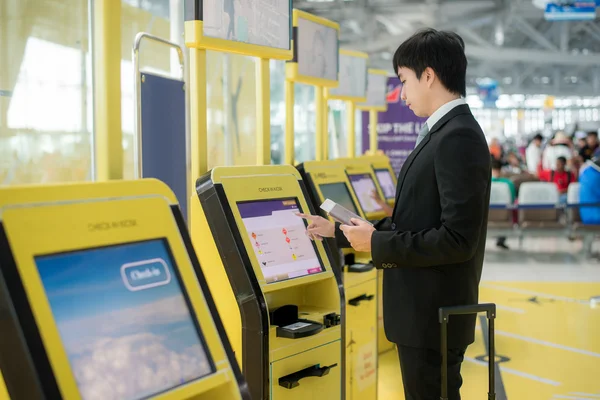 Geschäftsreisen - asiatischer Geschäftsmann nutzt Self-Check-in-Automaten — Stockfoto