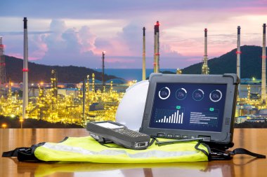 Akıllı fabrika - Petrol rafinerisi önünde Sağlam bilgisayar tablet
