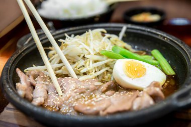 Kore baharatlı Barbekü domuz eti servis yan yemekler ile sıcak tabakta ve