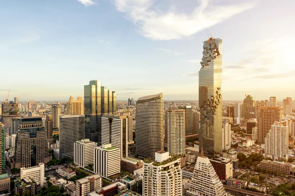 Banguecoque cidade com arranha-céus e horizonte urbano ao pôr do sol em Bang — Fotografia de Stock